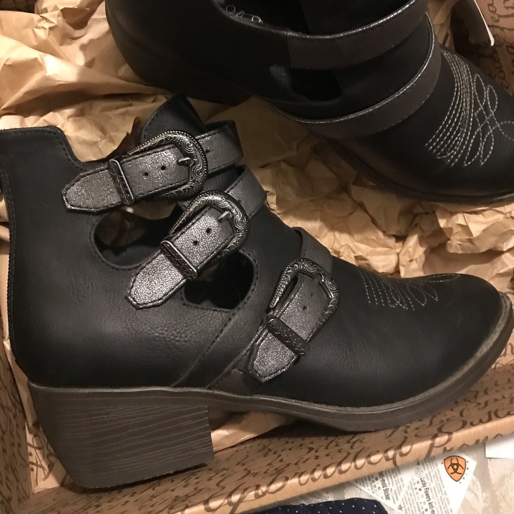 Black Ariat ankle boots